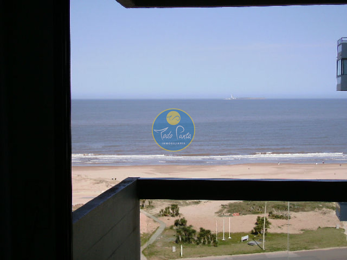  ALQUILER 4 DORMITORIOS PUNTA DEL ESTE FRENTE AL MAR  - TDP2552A