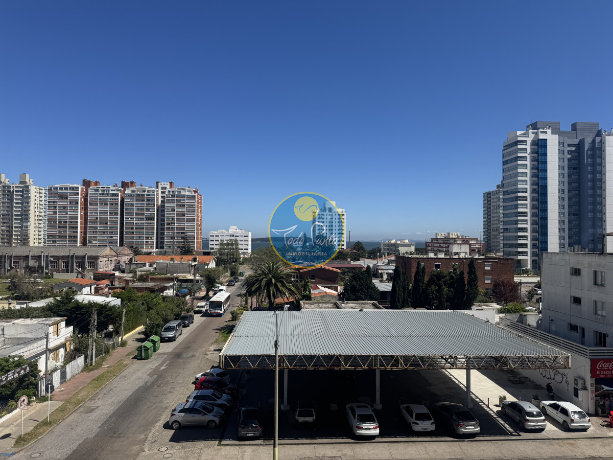 Excelente ubicación, Punta del Este, cerca de todo. 2 dormitorios, multiples servicios - TDP9413A