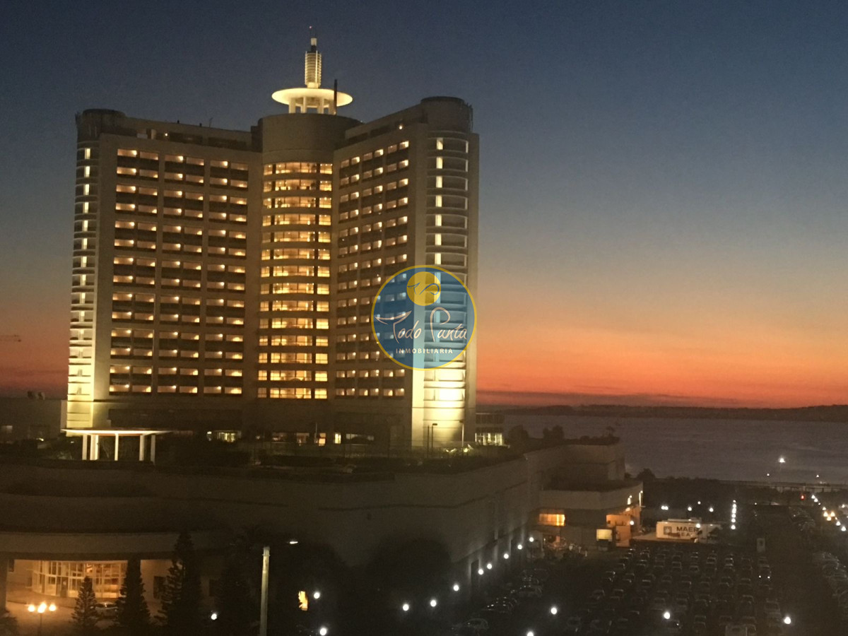 TORRE DE CATEGORIA  EN PUNTA DEL ESTE 2 DORMITORIOS PLAYA MANSA - TDP9380A