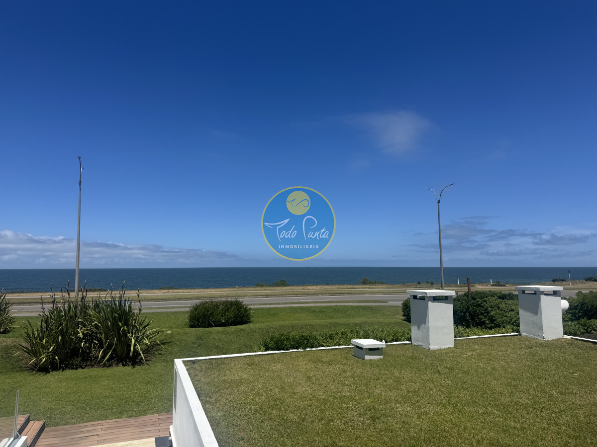 FRENTE AL MAR, ESPECTACULAR PLANTA, PARRILLERO EN TERRAZA TRASERA - TDP9529A