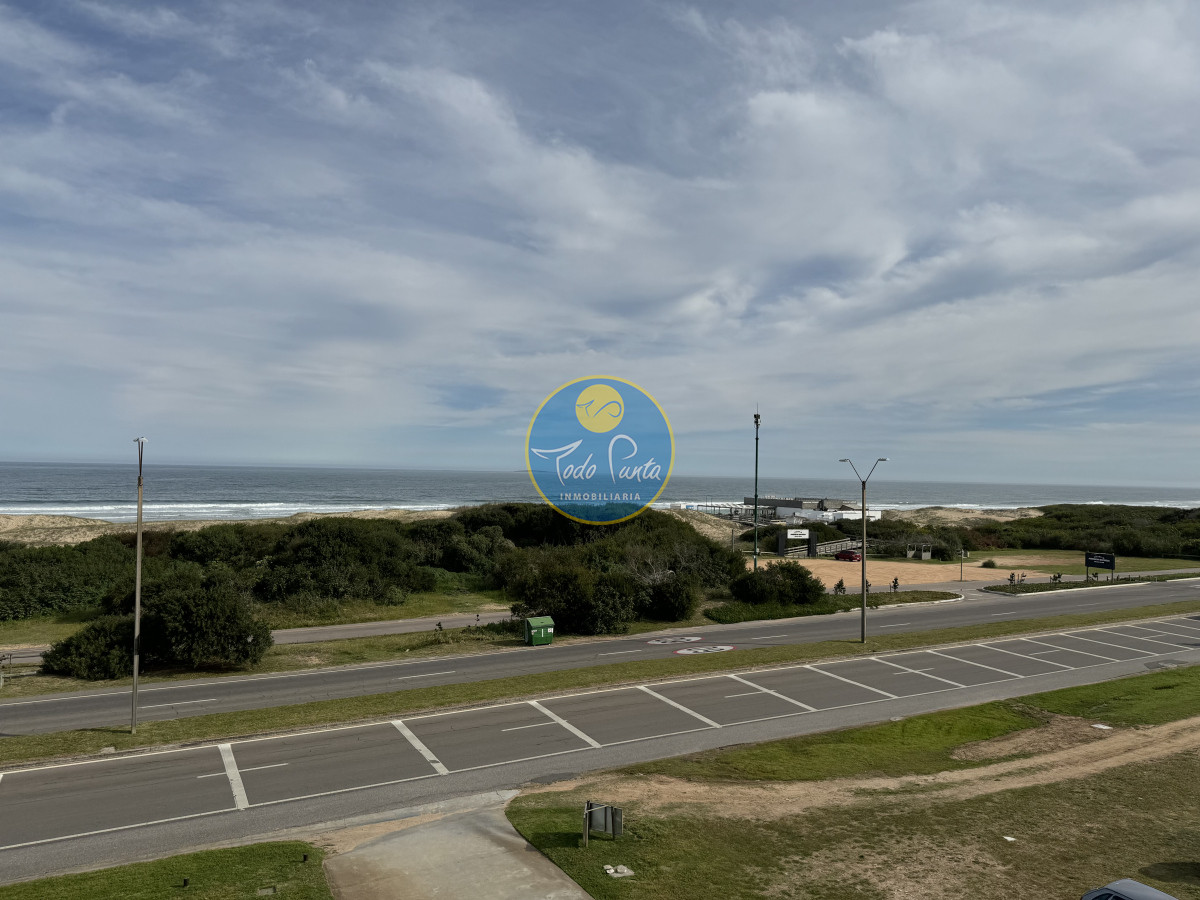 ESPECTACULAR APARTAMENTO EN PUNTA DEL ESTE , PRIMERA LINEA FRENTE AL MAR PLAYA BRAVA . EDIFICIO  - TDP5835A