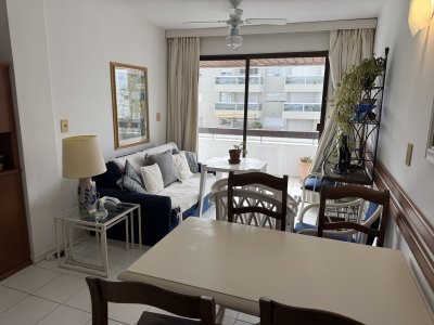 VENTA PUNTA DEL ESTE 2 DORMITORIOS A PASITOS DEL PUERTO Y GORLERO CON AMENITIES