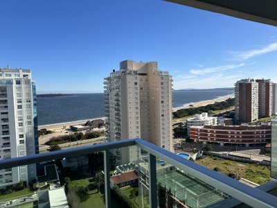 ESPECTACULAR APARTAMENTO PLAYA MANSA, 3 DORMITORIOS EN SUITE, TODOS LOS SERVICIOS