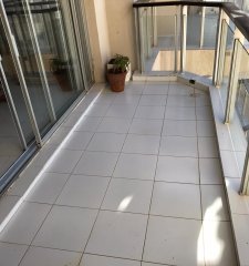 VENTA PUNTA DEL ESTE, 2 DORMITORIOS CON TERRAZA GRANDE CON PARRILLERO