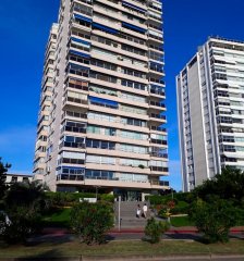 Apartamento en venta  a 50 metros del mar playa mansa  2 dormitorio 2 baño