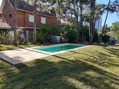 casa en brava, 3 dormitorios con piscina en punta del este alquiler y venta - tdp4453c