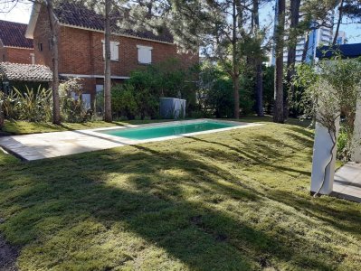 casa en brava, 3 dormitorios con piscina en punta del este alquiler y venta - tdp4453c