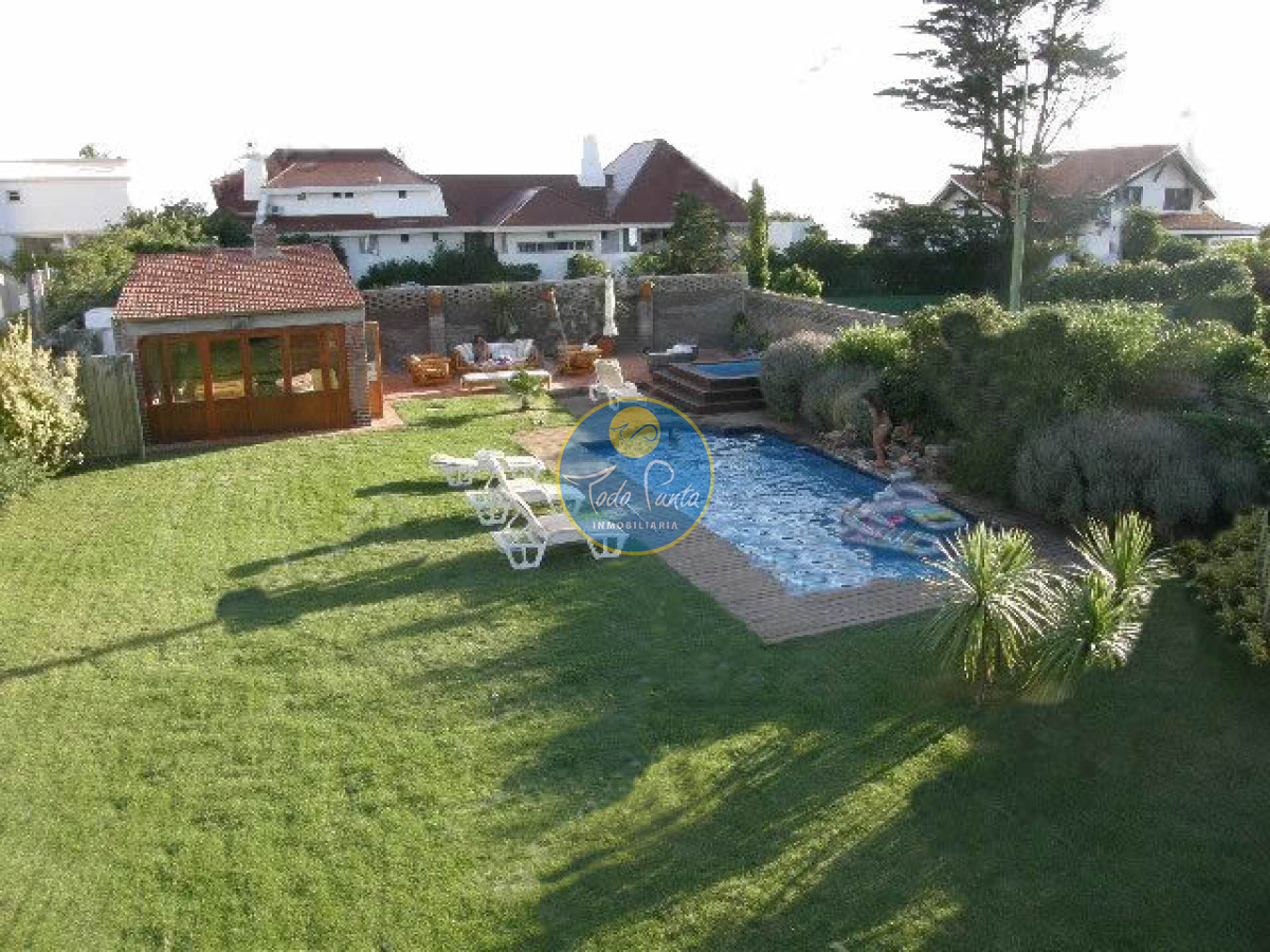 CHALET EN ALQUILER ANUAL DE 4 DORMITORIOS, PINARES PUNTA DEL ESTE - TDP4577C
