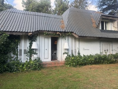 Casa en  Pinares. 4 dormitorios, 2 baños, piscina, parrillero