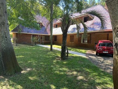 Magnifica casa en Punta Ballena,6 dormitorios, sólida construcción