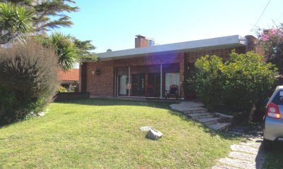 Casa en Mansa, 4 dormitorios *en venta y alquiler invernal 1800 dolares mensuales