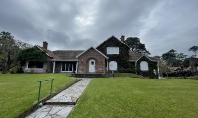 VENTA  magnifica casa, 5 dormitorios, Golf, Punta del Este