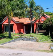 PINARES CON EXCELENTES DETALLES 4 DORMITOROS PISCINA BARBACOA CERRADA