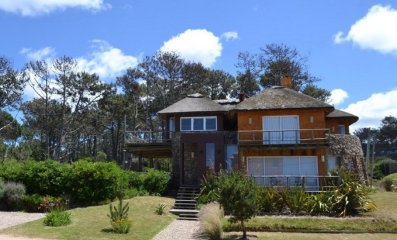 Solida residencia  emplazada en un lote esquinero, lo que le da una sensación de gran amplitud, fue diseñada por el arquitecto Leandro Bardach