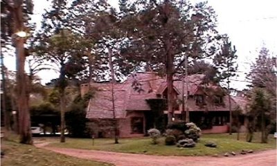 Chalet en Rincon del Indio, buen terreno, 5 dormitorios, 3 baños, cocina, dependencia de servicio. Piscina. Consulte.-Casa en Rincón del Indio - Punta