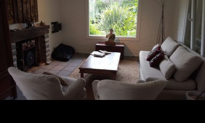 EXCELENTE CASA CON JARDÍN Y PISCINA EN LA BARRA  VENTA CON RENTA HASTA MAYO 2025