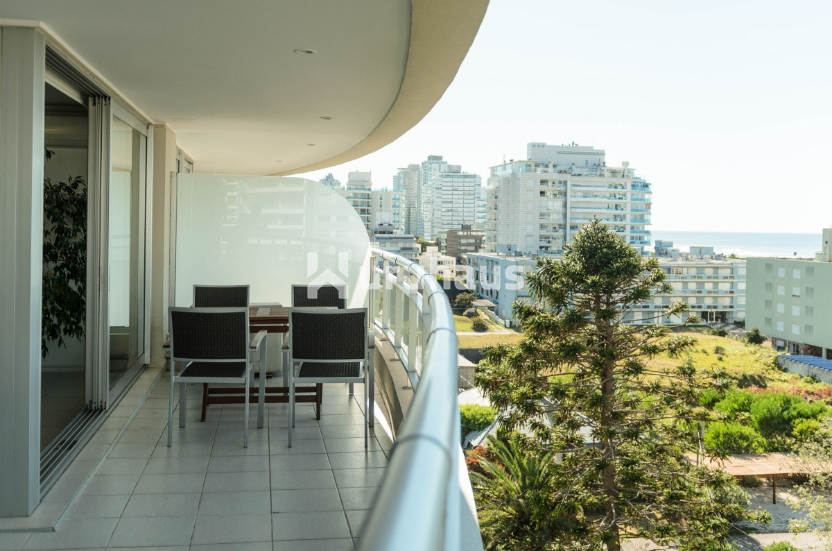 VENTA APARTAMENTO CUATRO DORMITORIOS PUNTA DEL ESTE PLANTA AMPLIA FOREST TOWER