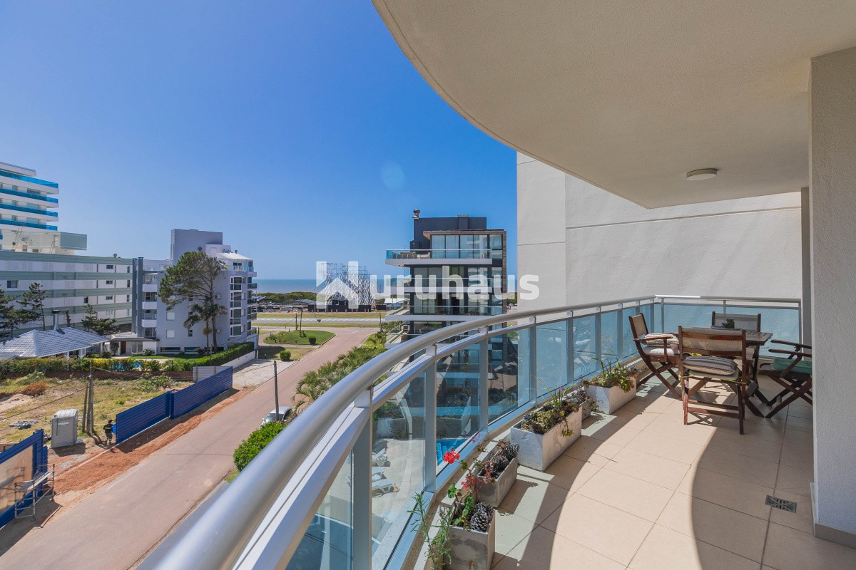 VENTA APARTAMENTO TRES DORMITORIOS Y DEPENDENCIA PLAYA BRAVA EDIFICIO SOL Y LUNA