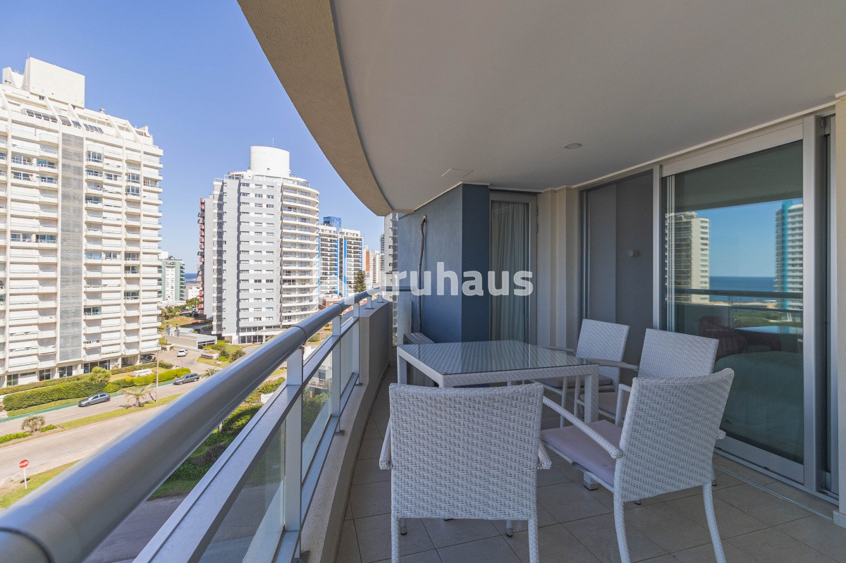 VENTA APARTAMENTO CUATRO DORMITORIOS PUNTA DEL ESTE EDIFICIO FOREST TOWER VISTA AL MAR