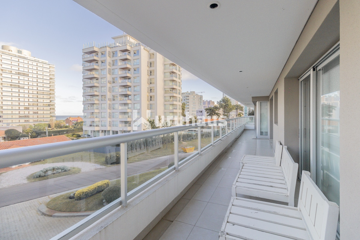 VENTA APARTAMENTO TRES DORMITORIOS PLAYA BRAVA EDIFICIO BRAVA BIARRITZ