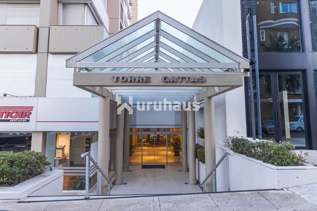 VENTA APARTAMENTO TRES DORMITORIOS PUNTA DEL ESTE PENINSULA EDIFICIO TORRE GATTAS