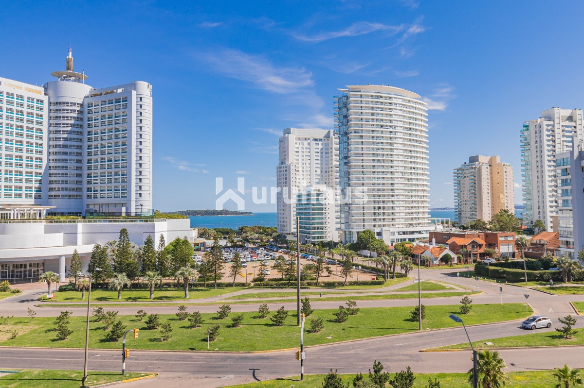 VENTA APRATAMENTO TRES DORMITORIOS PUNTA DEL ESTE EDIFICIO TORRE DEL MAR