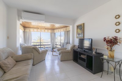 VENTA APARTAMENTO TRES DORMITORIOS PUNTA DEL ESTE PENINSULA EDIFICIO CORAL GABLES