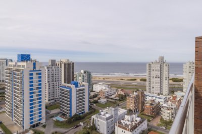VENTA APARTAMENTO TRES DORMITORIOS PUNTA DEL ESTE EDIFICIO MANHATTAN