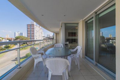 VENTA APARTAMENTO TRES DORMITORIOS PUNTA DEL ESTE AIDY GRILL EDIFICIO FOREST TOWER I