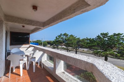 VENTA APARTAMENTO DOS DORMITORIOS PUNTA DEL ESTE MANSA PRIMERA LINEA