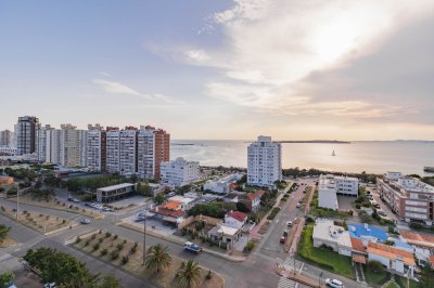 VENTA APARTAMENTO TRES DORMITORIOS PLAYA MANSA PUNTA DEL ESTE EDIFICIO ART BOULEVARD