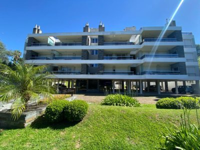 VENTA DEPARTAMENTO PLAYA MANSA 2 DORMITORIOS PARRILLERO PROPIO 