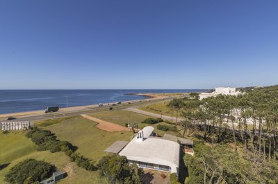 VENTA APARTAMENTO TRES DORMITORIOS Y DEPENDENCIA PUNTA DEL ESTE PLAYA MANSA EDIFICIO POSEIDON LAGUNA