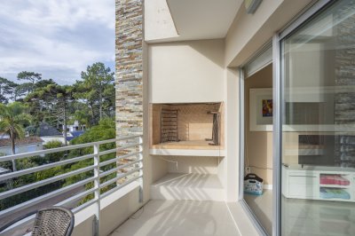 VENTA APARTAMENTO PENTHOUSE UN DORMITORIO PUNTA DEL ESTE PARRILLERO PROPIO