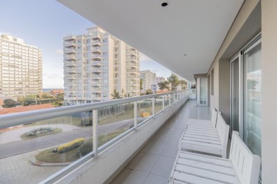 VENTA APARTAMENTO TRES DORMITORIOS PLAYA BRAVA EDIFICIO BRAVA BIARRITZ