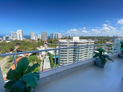 VENTA APARTAMENTO TRES DORMITORIOS PUNTA DEL ESTE PARRILLERO PROPIO 