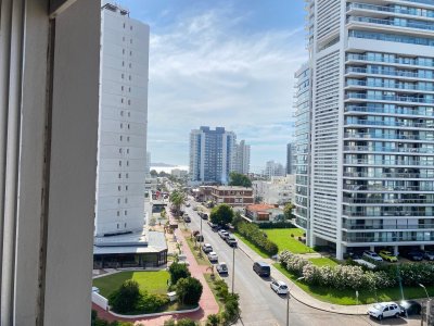 VENTA APARTAMENTO TRES DORMITORIOS PUNTA DEL ESTE EDIFICIO TORRE DEL PLATA