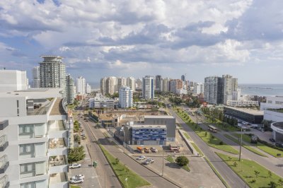 VENTA APARTAMENTO CUATRO DORMITORIOS PARRILLERO PROPIO PLAYA MANSA PUNTA DEL ESTE EDIFICIO CASINO TOWER