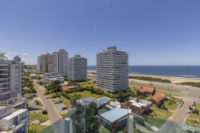 VENTA APARTAMENTO TRES DORMITORIOS PUNTA DEL ESTE PLAYA BRAVA TERRAZA CON PARRILLERO TORRE O