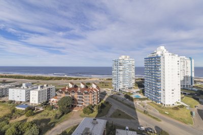 VENTA APARTAMENTO CUATRO DORMITORIOS PUNTA DEL ESTE EDIFICIO FOREST TOWER I