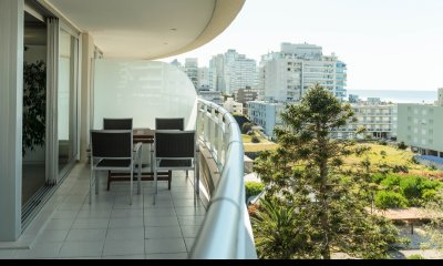 VENTA APARTAMENTO CUATRO DORMITORIOS PUNTA DEL ESTE PLANTA AMPLIA FOREST TOWER