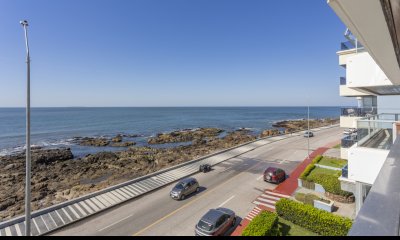 VENTA APARTAMENTO TRES DORMITORIOS PUNTA DEL ESTE PENINSULA EDIFICIO CARMEL