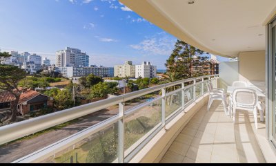 VENTA APARTAMENTO  PUNTA DEL ESTE EDIFICIO FOREST TOWER I