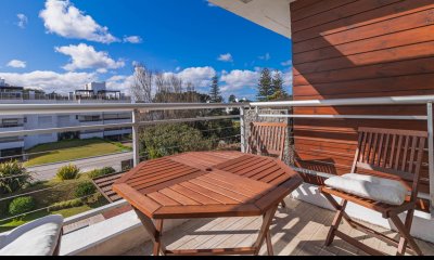 ALQUILER APARTAMENTO DOS DORMITORIOS PUNTA DEL ESTE EDIFICIO DI COMO PARRILLERO PROPIO