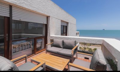 VENTA APARTAMENTO DOS DORMITORIOS PLAYA MANSA PRIMERA LINEA