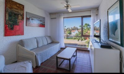 VENTA APARTAMENTO UN DORMITORIO PLAYA MANSA PRIMERA LINEA EDIFICIO PANORAMA