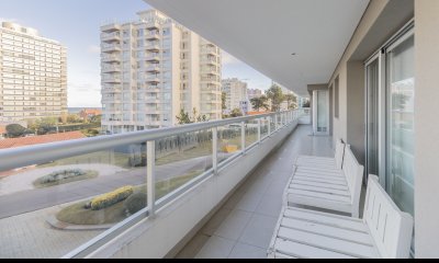 VENTA APARTAMENTO TRES DORMITORIOS PLAYA BRAVA EDIFICIO BRAVA BIARRITZ