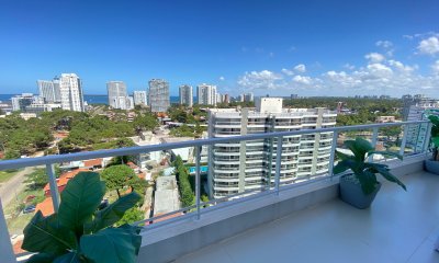 VENTA APARTAMENTO TRES DORMITORIOS PUNTA DEL ESTE PARRILLERO PROPIO