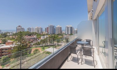 VENTA PENTHOUSE TRES DORMITORIOS PLAYA MANSA EDIFICIO TORRE DEL MAR PARRILLERO PROPIO