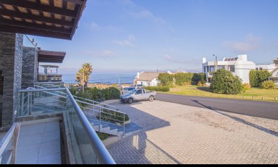 VENTA APARTAMENTO TRES DORMITORIOS PUNTA DEL ESTE EDIFICIO ARENAS DEL MAR